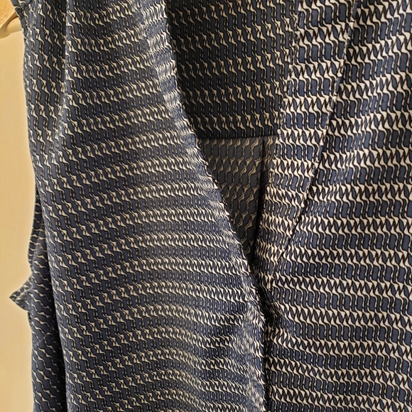 H&M Blue/White Wavy Retro Pattern V-Neck Sleeveless Blouse Size L - Picture 7 of 10